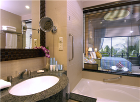 샹그릴라 탄중아루 리조트-Kinabalu Seaview room bathroom